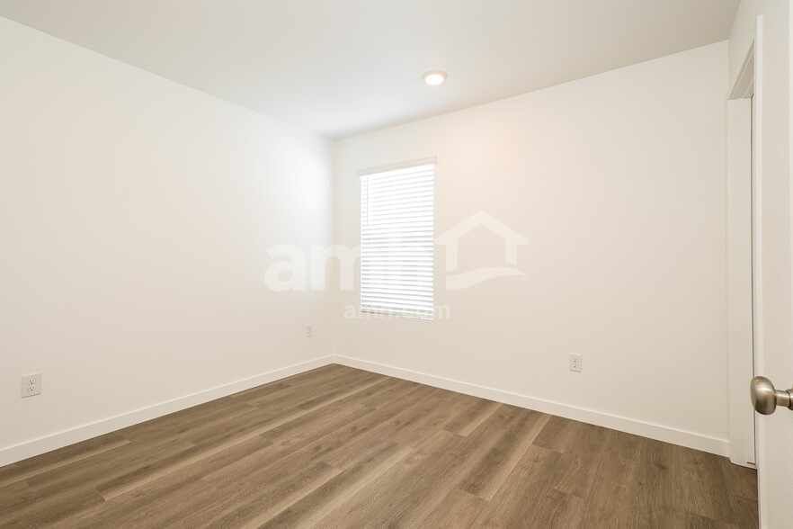 Building Photo - 2313 Dime Ave