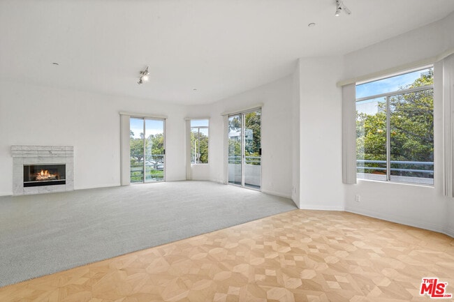 Building Photo - 1325 Arizona Ave