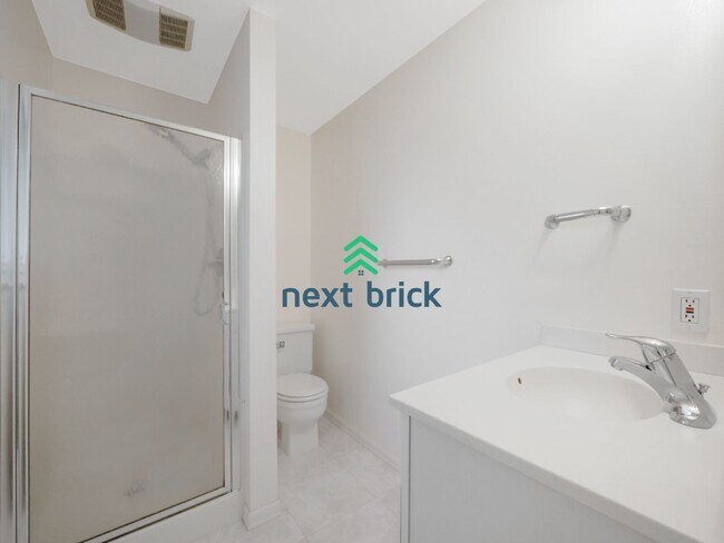 Building Photo - 6 Bed and 3 Bath Single Family Home Available Now!