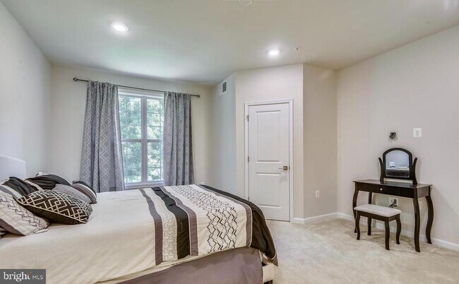 Building Photo - 23225 Milltown Knoll Square