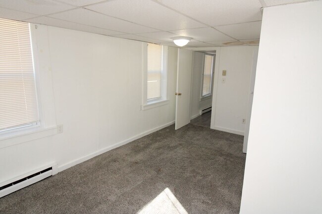 Building Photo - 546 Main St