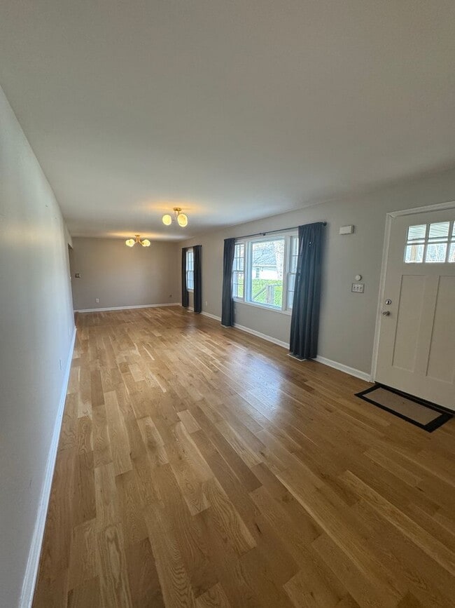 Building Photo - 3 bed, 2.5 bath home with spacious layout and oversized den/bonus room. Features include a fully ...