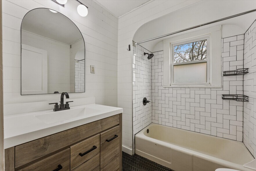 Building Photo - 3232 Fairmont Blvd