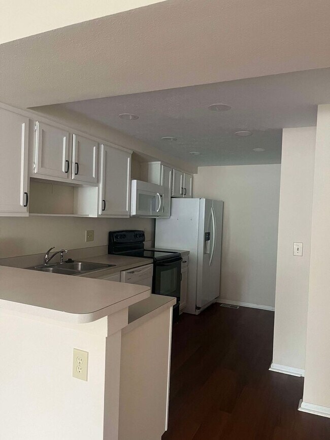Building Photo - Updated and bright two bedroom condo