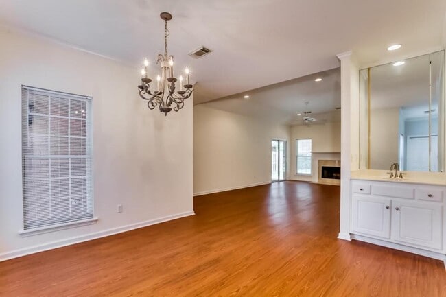 Building Photo - 2142 Fox Ridge Rd