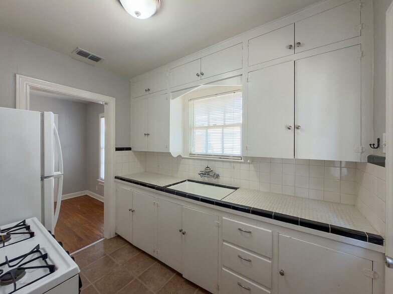 Building Photo - 1912 S Donnybrook Ave