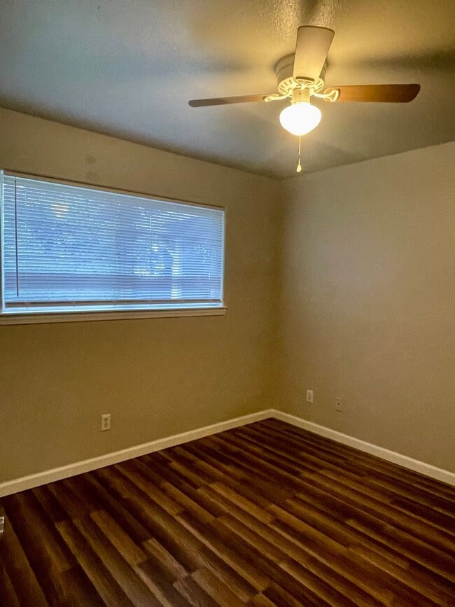 Building Photo - 3 BED 2 BATH HOUSE IN THE ENTERPRISE SCHOOL DISTRICT