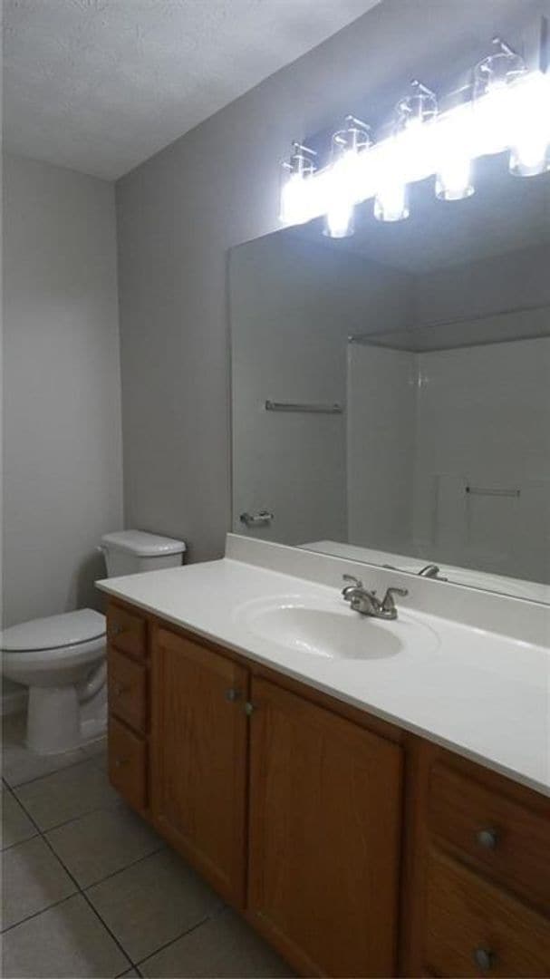 Building Photo - 2 bed/2 bath end unit in Gainesville
