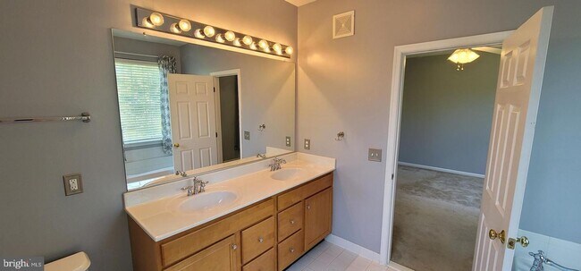 Building Photo - 43840 Hickory Corner Terrace
