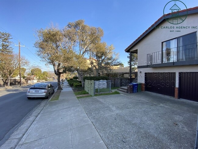 Building Photo - Three Bed Three Bath Home Walkable to Downtown Monterey