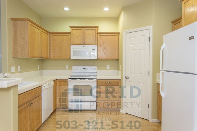 Building Photo - Spacious 3 Bedroom, 2.5 Bath Townhome Available in Hillsboro - 2 Car Garage!