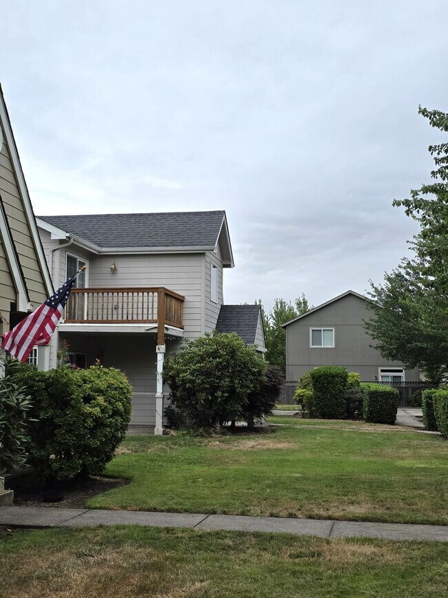 Building Photo - Spacious Duplex with Large Yard