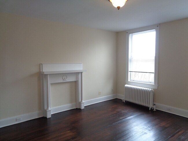 Building Photo - 3403 Bank St