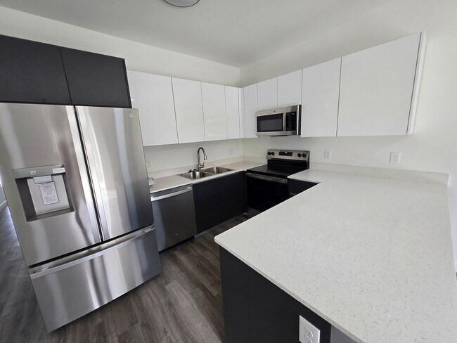 Building Photo - Eagle Trace Townhomes | 3BR/3.5BA | 2.3 Miles to UF– New Construction