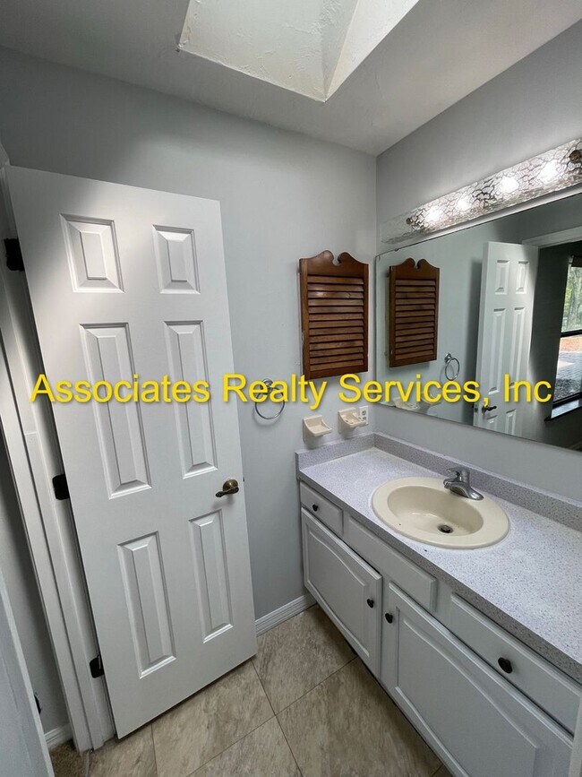 Building Photo - Nice 3 bedroom House! Great for families! ...