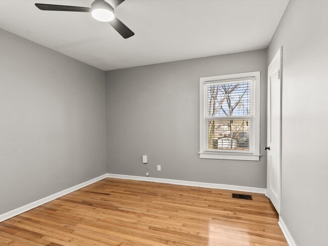 Building Photo - 1403 Lowell Dr SE