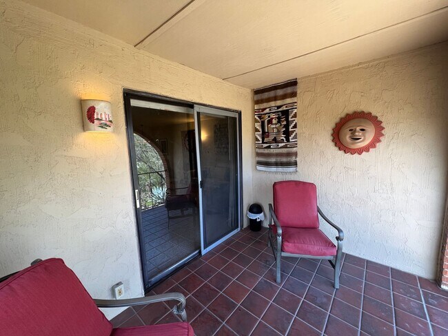 Building Photo - Sharp & Convenient 1 Bed. Condo that Can b...