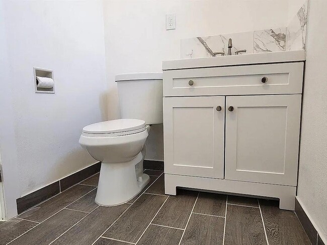 Building Photo - 308 Vine St