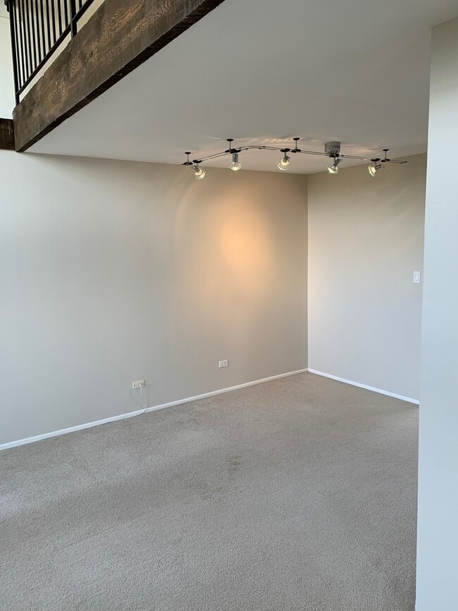 Building Photo - 749 Cove Ct