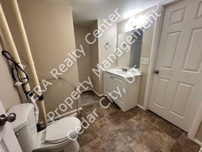 Building Photo - Move in Discount! Charming Ranch Style Single Family Home