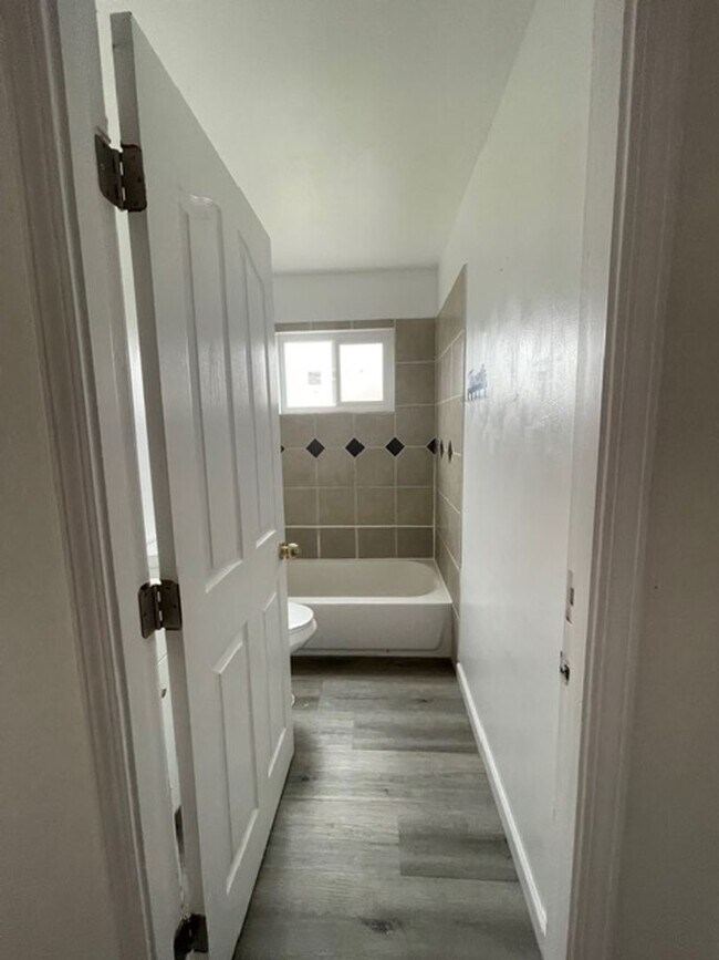 Building Photo - 2-Bedroom, 1-Bath Duet in Union City