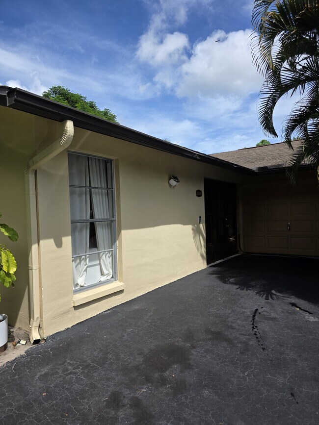 Building Photo - 3648 Boca Ciega Dr