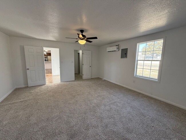 Building Photo - Newly Remolded 2 Bed 1 Bath