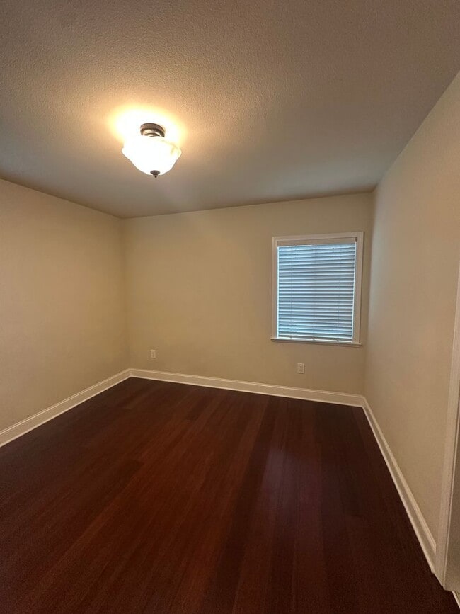 Building Photo - Gorgeous, 3 bedroom, 2.5 bath home, ready for move in