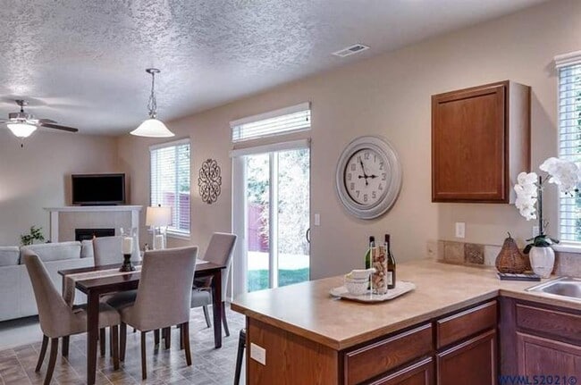 Building Photo - 848 NE Millstream Pl