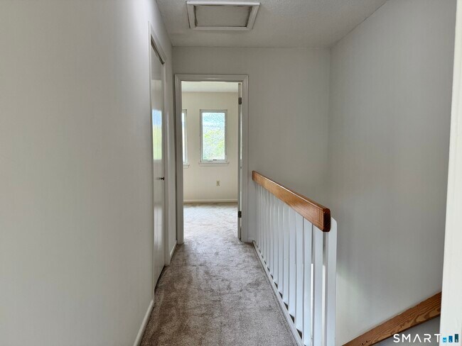 Building Photo - 11 Hilltop Dr