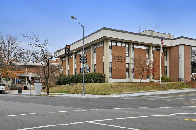 Building Photo - One Level Living -- 5bed / 3bath - Chevy Chase