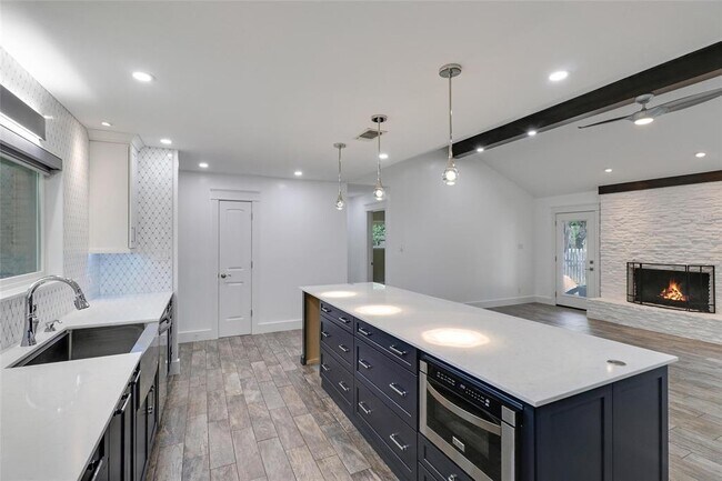 Building Photo - 13201 Fawn Valley Dr