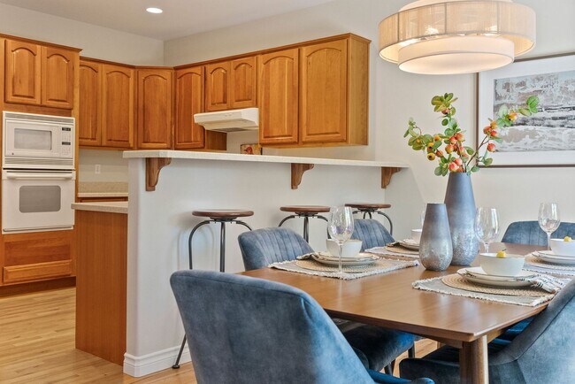 Building Photo - Charming Awbrey Butte Home Available NOW