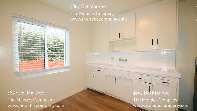 Building Photo - 4867 Del Mar Ave