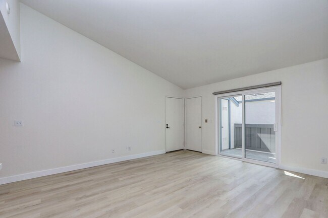 Building Photo - 845 Woodside Way