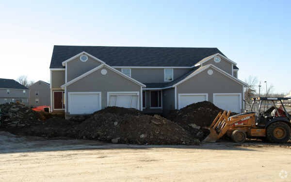 Building Photo - Deer Wood Estates Town Homes