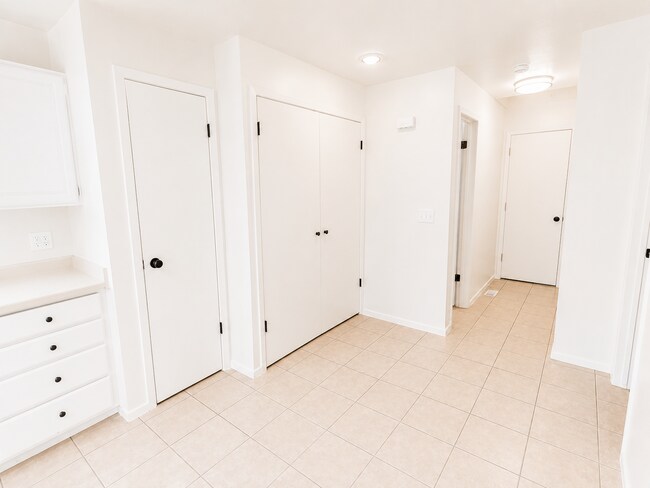 Building Photo - 51 W 1100 S