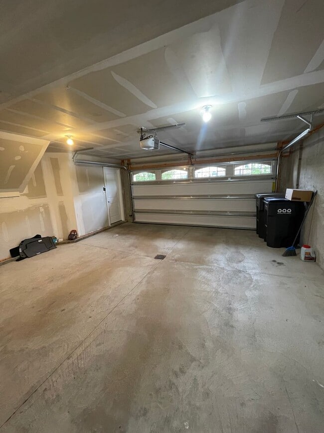 Building Photo - Gorgeous 3 BD/ 2.5 BA Townhouse Available ...