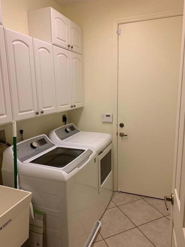 Building Photo - 11301 Edgewater Cir