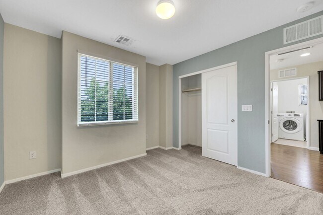 Building Photo - 3 bed/2.5 bath perfect corner home