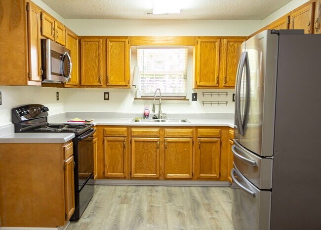 Building Photo - **HALF OFF FIRST MONTHS RENT**3 bedrooms, Fenced in backyard, 12x24 shed, NO breed restrictions!