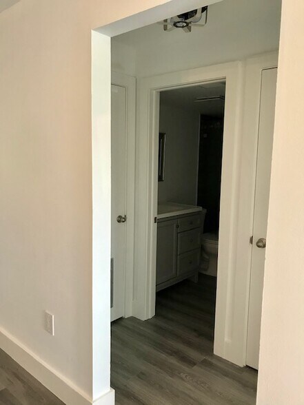 Building Photo - 200 Valley Stream Dr