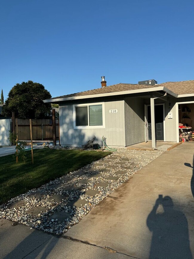 Building Photo - 210 Eric Cir