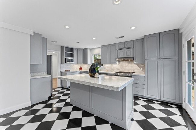 Building Photo - 6158 Burgoyne Rd