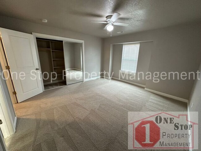 Building Photo - Charming 2 Bedroom / 2.5 Bathroom Townhome...