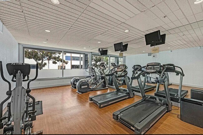 Building Photo - The BAYCREST: Updated 1BR/1BA + Parking!  *AMSI*