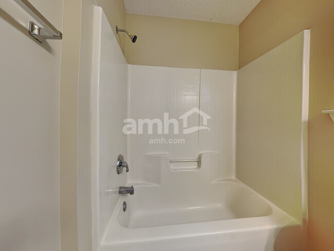 Building Photo - 420 Roberts Way