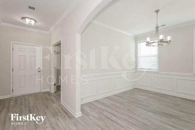 Building Photo - 2641 Kinmere Dr