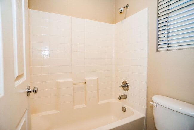 Building Photo - Beautiful townhome in Mission Valley!  Ava...