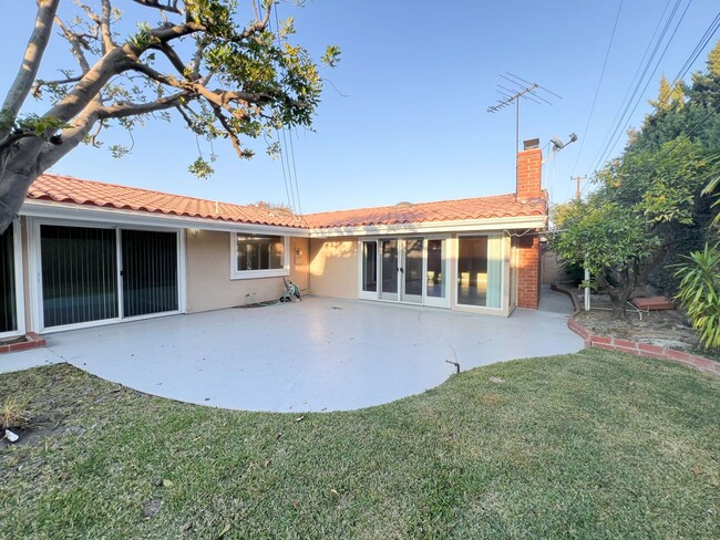 Building Photo - Rossmoor - 4 Bed House - Beautiful Kitchen...